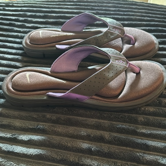11 Nike Brown & Purple Soft Insole Sandals, Women's Flip Flips. EUC - Picture 2 of 4